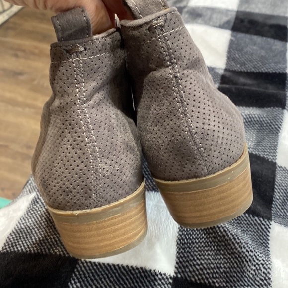 Universal Thread Booties - Picture 4 of 8